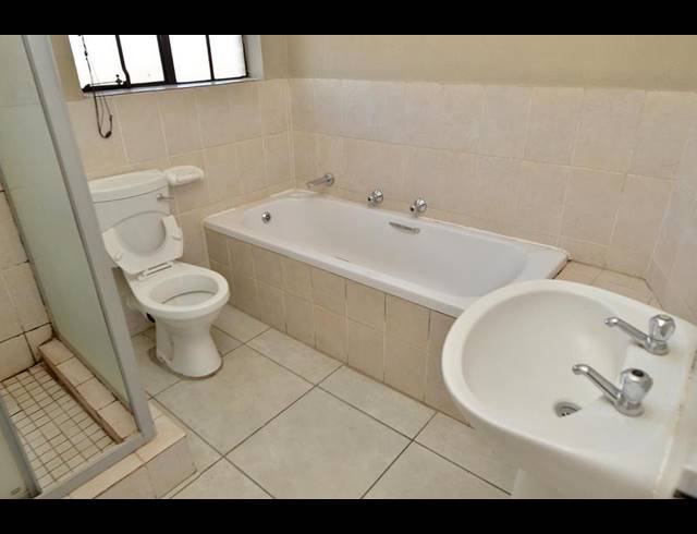 2 BEDROOM APARTMENT FOR SALE IN FLORIDA LAKE